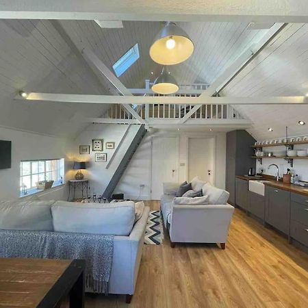 Апартаменты The Coach House Alderbury Экстерьер фото